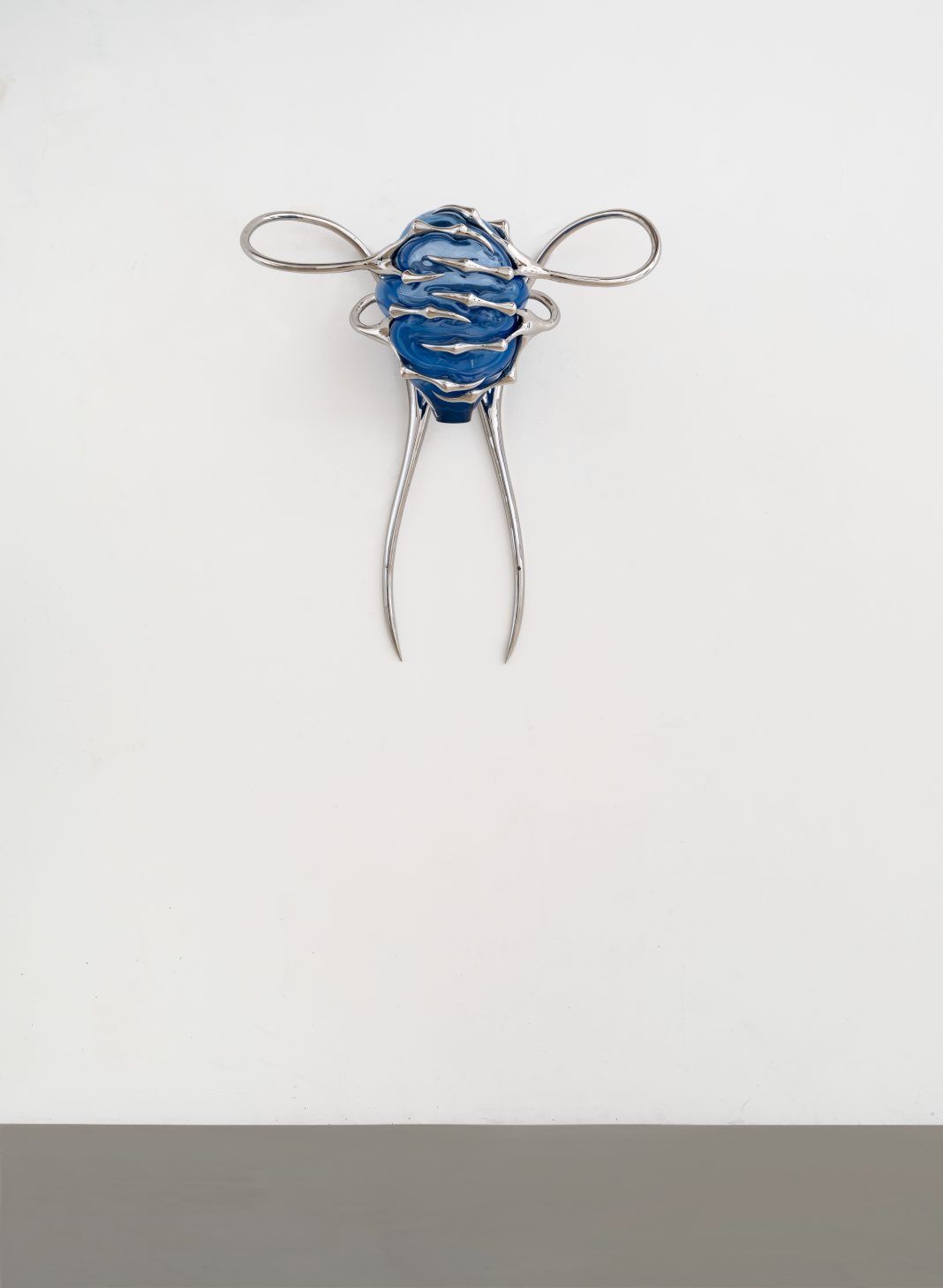 Hannah Levy – Blue Blooded – Sangue bluhttps://www.exibart.com/repository/media/formidable/11/img/7dc/Hannah-Levy-“Untitled”-2025-Stainless-steel-glass-78.7-×-93.9-×-40.6-cm-_-31-×-37-×-16-inches-Courtesy-of-the-artist-and-MASSIMODECARLO-Photography-Adam-Reich-2-1068x1459.jpg