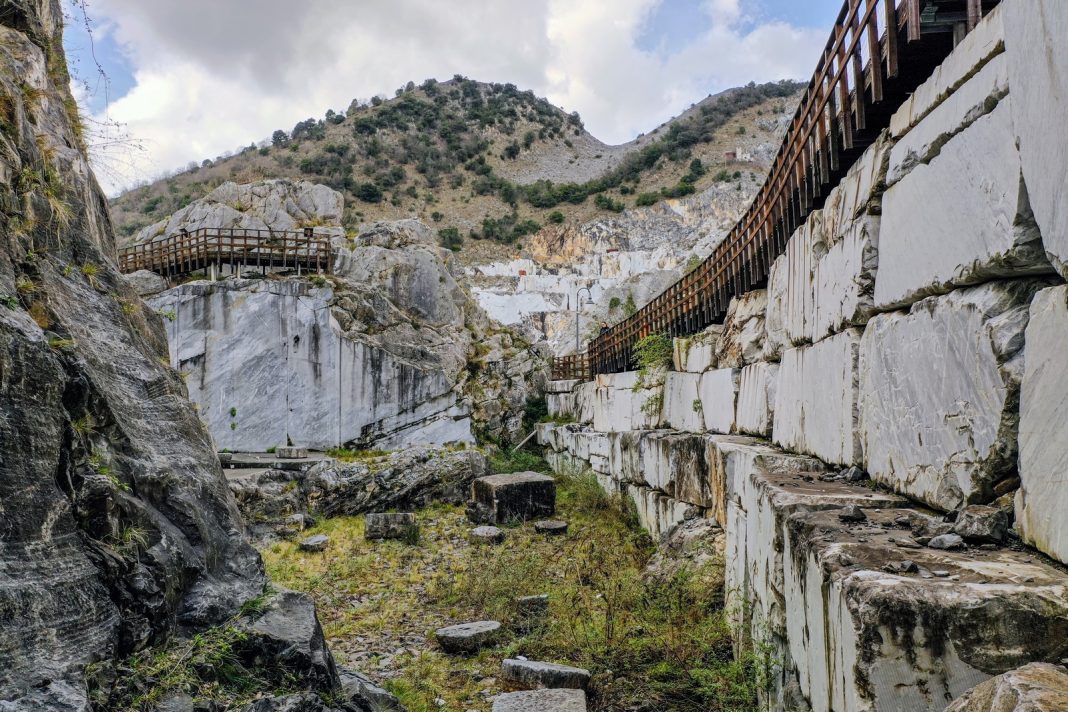 Romana marmora. Storie di imperatori, dei e cavatorihttps://www.exibart.com/repository/media/formidable/11/img/807/15.-Veduta-dell’area-archeologica-di-Fossacava.-Foto-Giuseppe-DAleo-1068x712.jpg