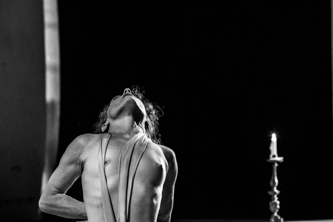 Corpus delicti – da Egon Schiele • I tappahttps://www.exibart.com/repository/media/formidable/11/img/80d/Corpus-delicti-Alessandra-Cristiani-Tuscania-2019-ph-Alberto-Canu-1068x712.jpg