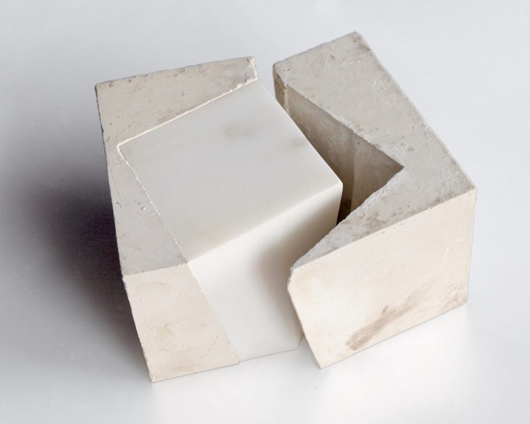 geometrie sensibilihttps://www.exibart.com/repository/media/formidable/11/img/854/ALBERTO-FIORIN-Segno-ermetico-2024-marmo-e-gesso-1068x855.jpg