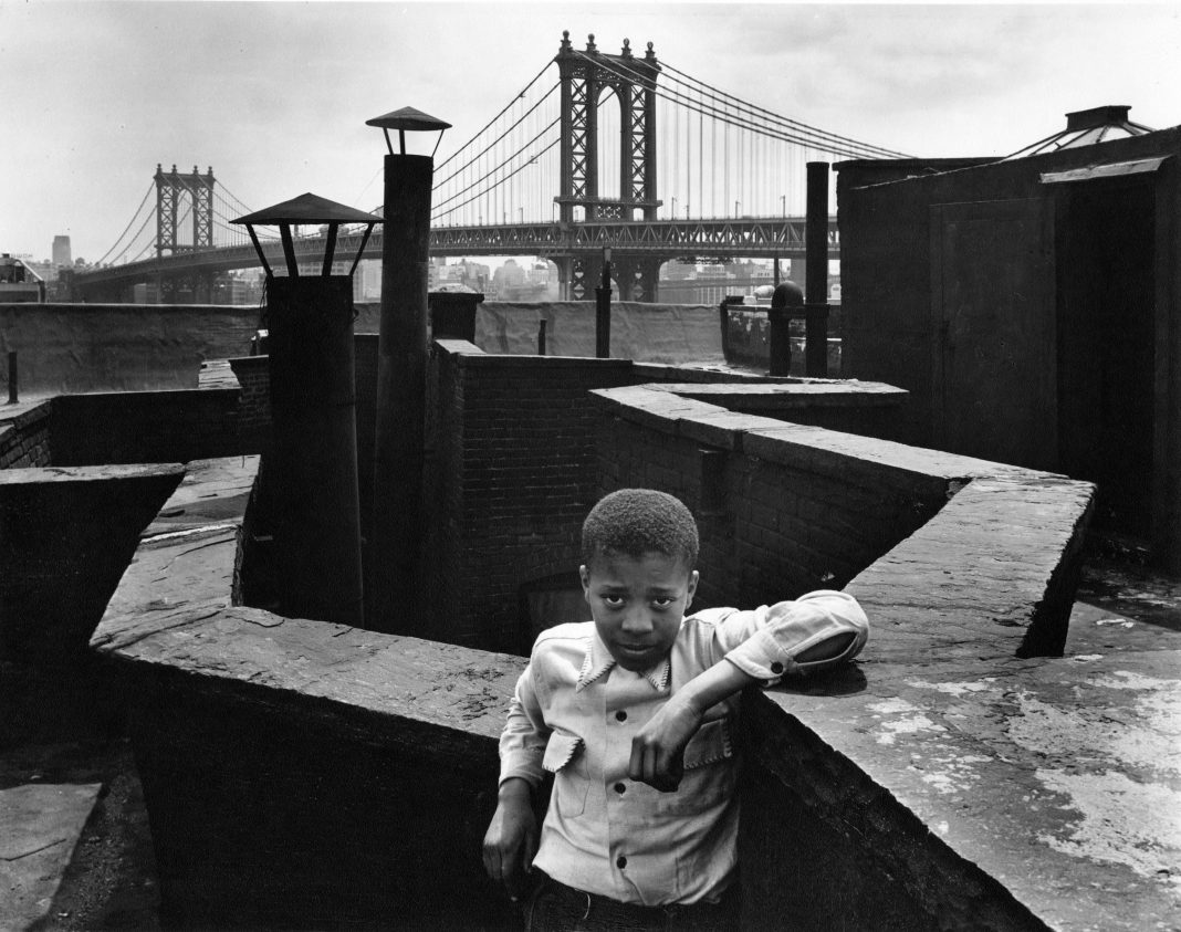 Walter Rosenblum – Il mondo e la tenerezzahttps://www.exibart.com/repository/media/formidable/11/img/85a/Walter-Rosenblum-Boy-on-Roof-Pitt-Street-N.Y.C.-1938-1068x843.jpg