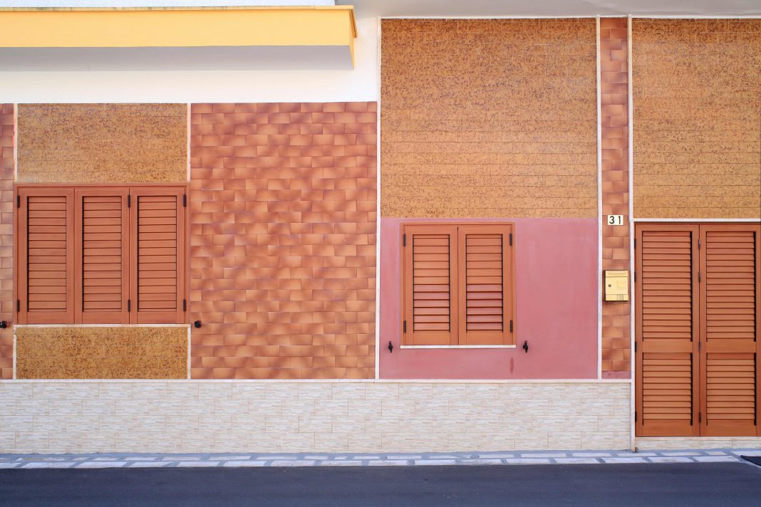 Alice Fiorilli – Tra Berlino e Palm Beachhttps://www.exibart.com/repository/media/formidable/11/img/86d/Alice-Fiorilli-Cutrofiano-1-2016-Tra-Berlino-e-Palm-Beach-Assab-One-©-Alice-Fiorilli--1068x712.jpg