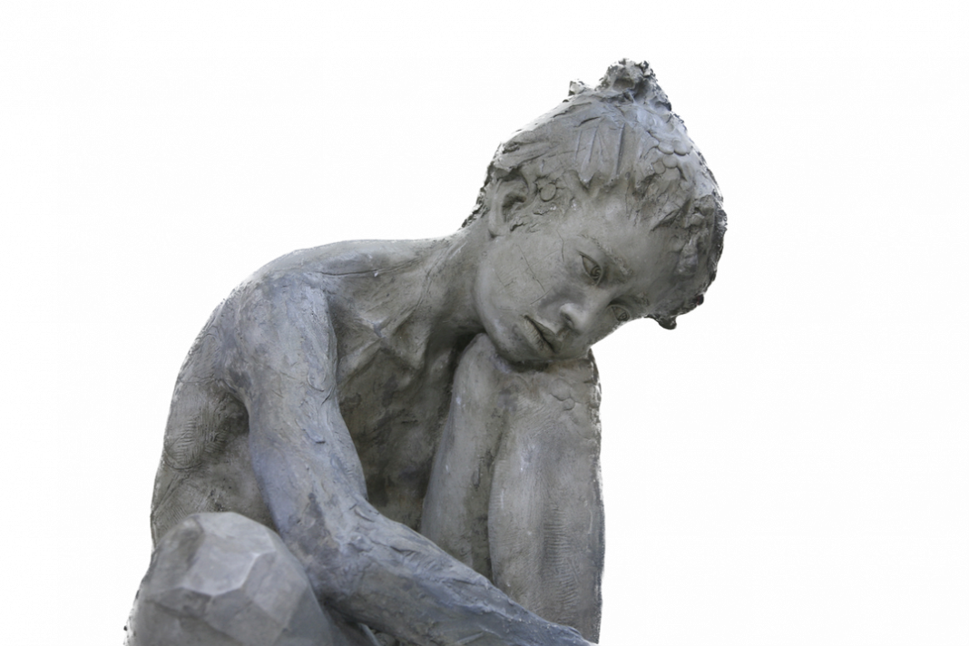 Imperfetto (In)finitohttps://www.exibart.com/repository/media/formidable/11/img/8d1/Demiurgo2024-jesmonite-e-terra-cruda-detail.-1068x712.png