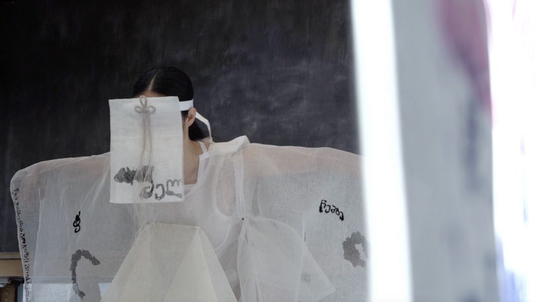 Yuji Mizuta – Simulacrum. Breath of hazehttps://www.exibart.com/repository/media/formidable/11/img/8f6/n_1-1068x601.jpg