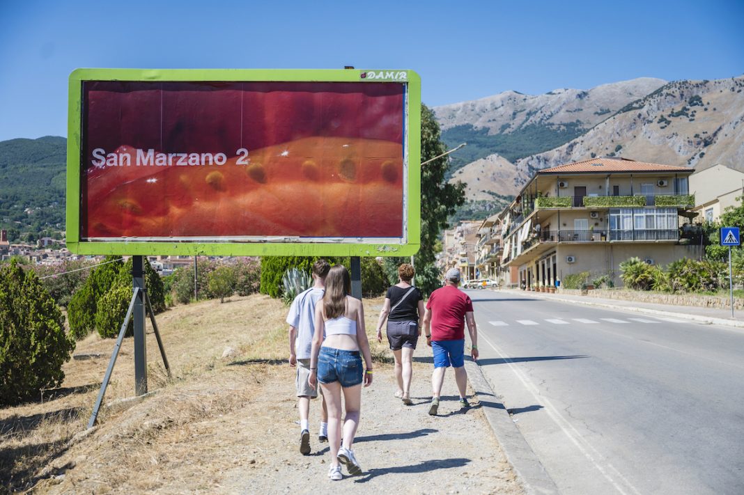 Aterraterra – Postvarietal Communitieshttps://www.exibart.com/repository/media/formidable/11/img/902/Aterraterra-Installation-View-San-Marzano-2-2025-Typography-Carla-Selva-Paul-Zech-Photo-Robert-Goodman-Photo-Video.-Courtesy-of-the-artists-and-Museo-Civico-di-Castelbuono-1068x711.jpg