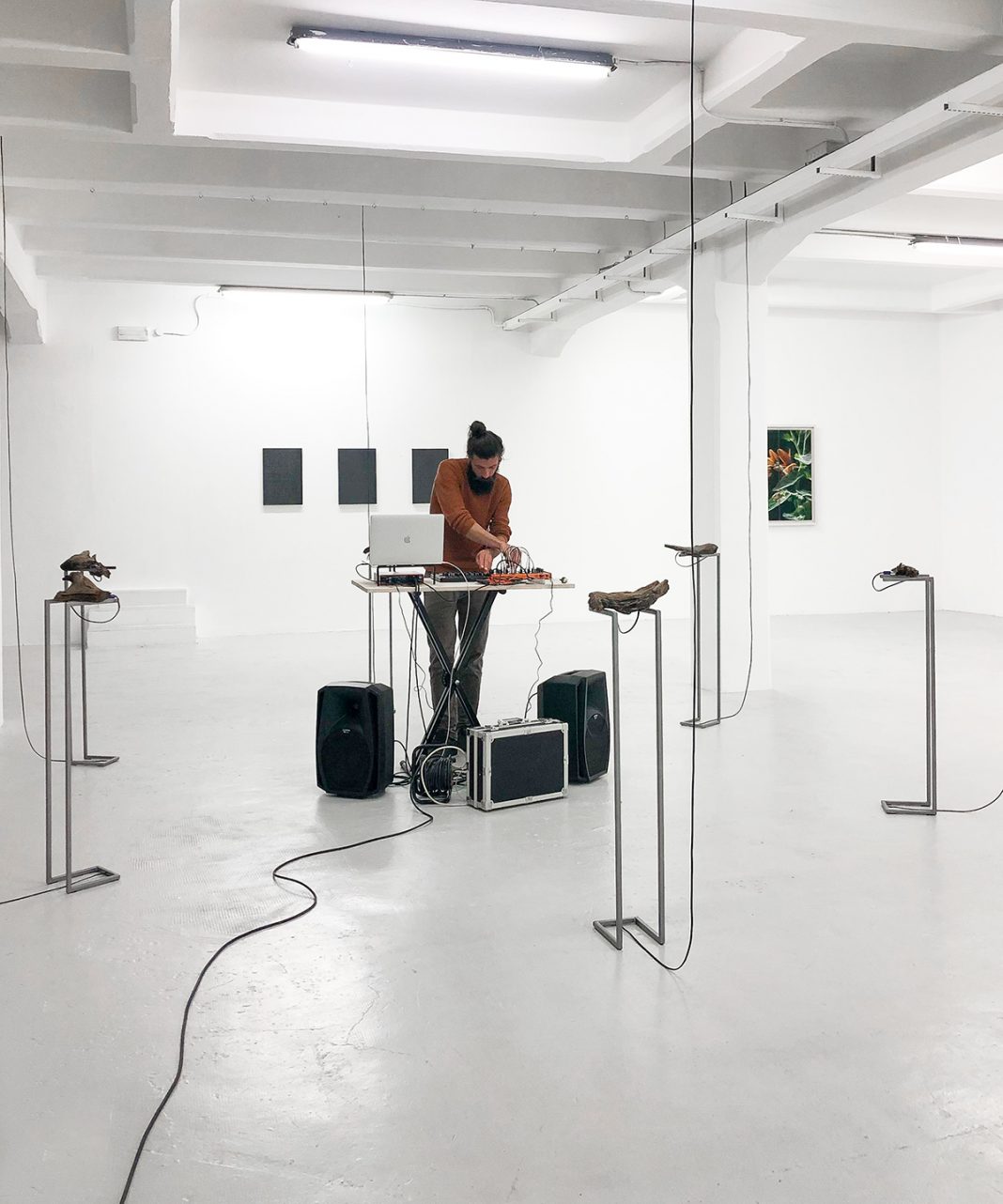 Stefano Caimi – Entwinedhttps://www.exibart.com/repository/media/formidable/11/img/905/Entwined-Performance-1-1-1068x1282.jpg