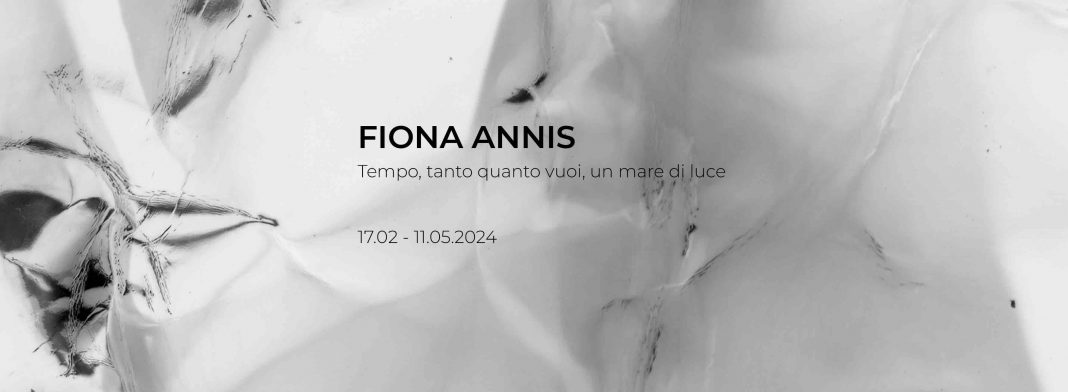 Fiona Annis – Tempo, tanto quanto vuoi, un mare di lucehttps://www.exibart.com/repository/media/formidable/11/img/92c/Cover_Fiona-Annis-1068x392.jpg