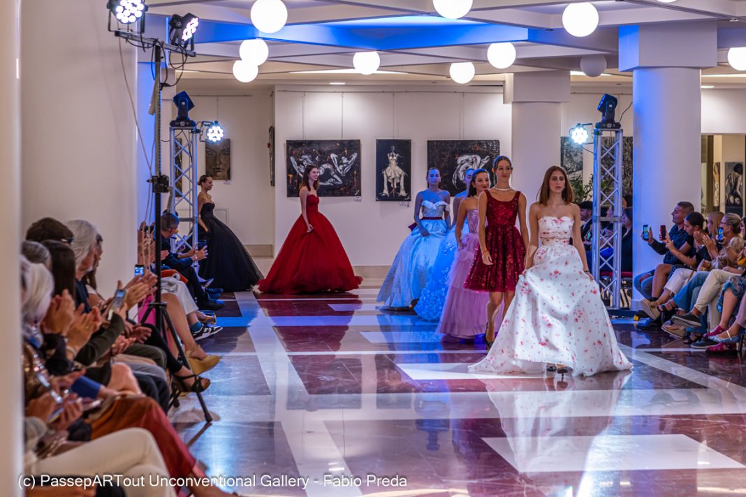 Arte e Moda accendono l’estate: PassepARTout Unconventional Gallery presenta la nuova edizione della Milano Art & Fashion Week – Summer Editionhttps://www.exibart.com/repository/media/formidable/11/img/9a1/S5A2974-1068x712.jpeg