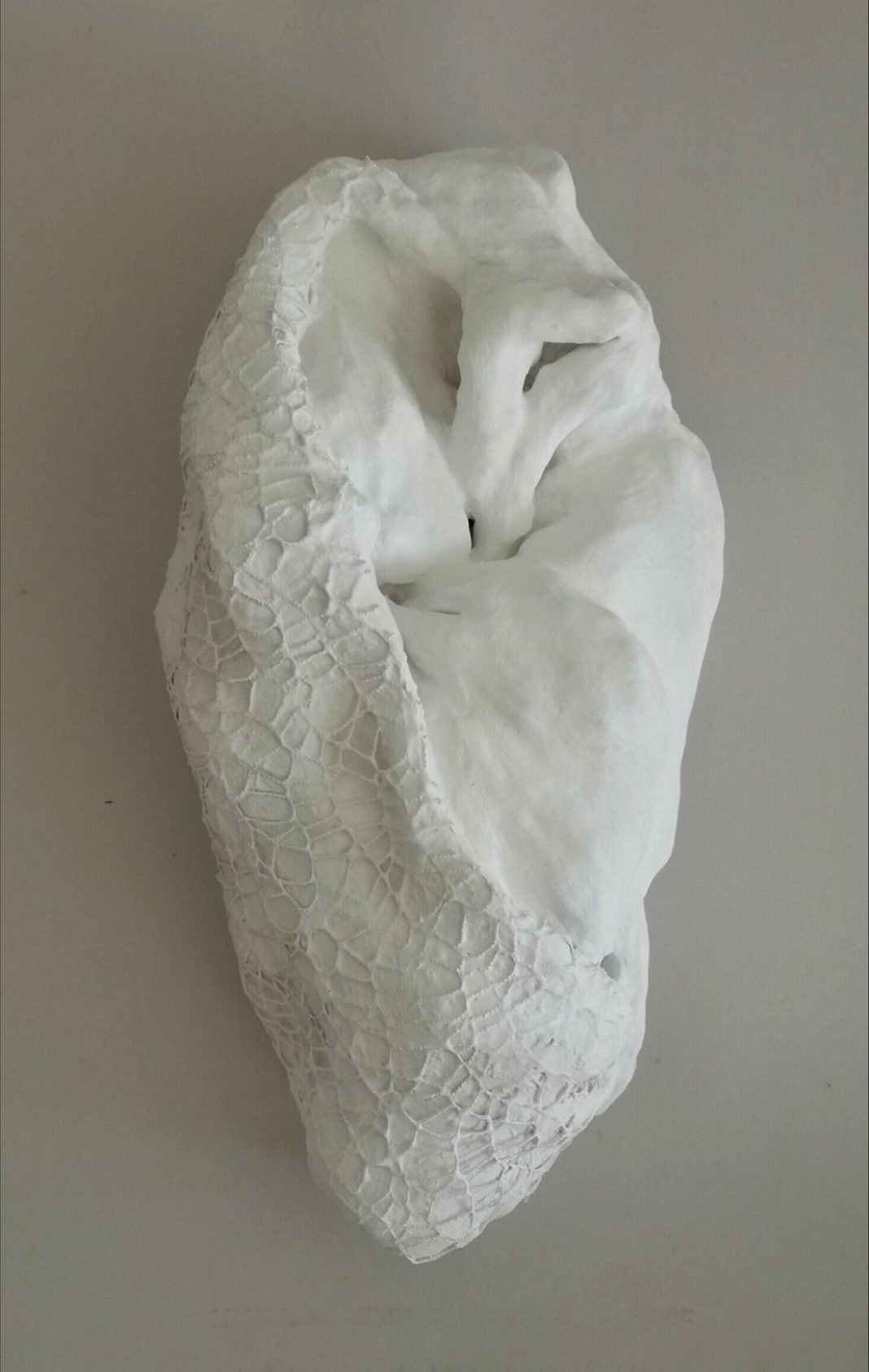 Monica Sarandrea – Germinazionehttps://www.exibart.com/repository/media/formidable/11/img/9ba/Germinazione-2024-stoffe-di-cotone-gesso-rete-cm-44x22x15-1068x1686.jpg