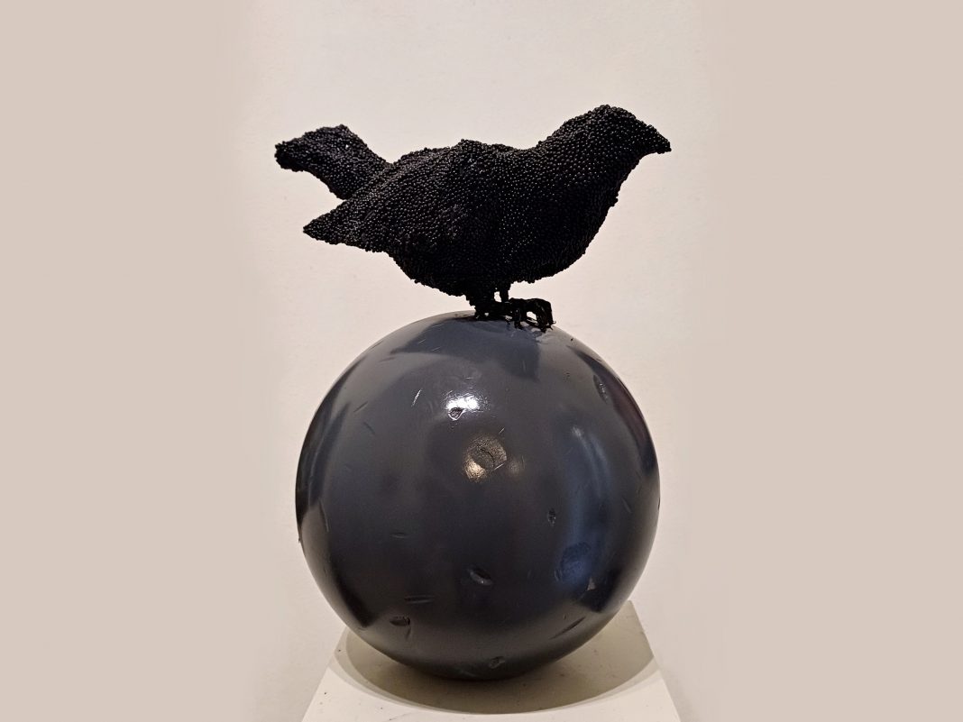 Massimo Ruiu | il verso del piombo, il colore della cenerehttps://www.exibart.com/repository/media/formidable/11/img/9df/la-colomba-della-guerra-cova-una-palla-di-cannone-2024-1068x801.jpg