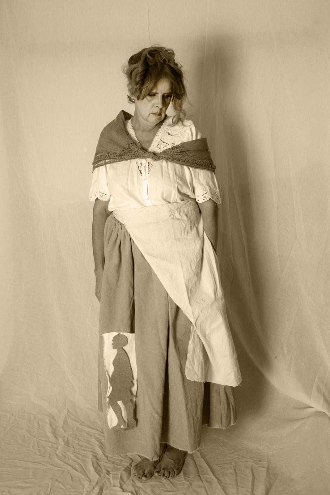 Monica Pirone – Avanti! Il cammino delle donnehttps://www.exibart.com/repository/media/formidable/11/img/9ea/R.Cavallini-Pirone-in-piedi-seppia_3121-1068x1602.jpg