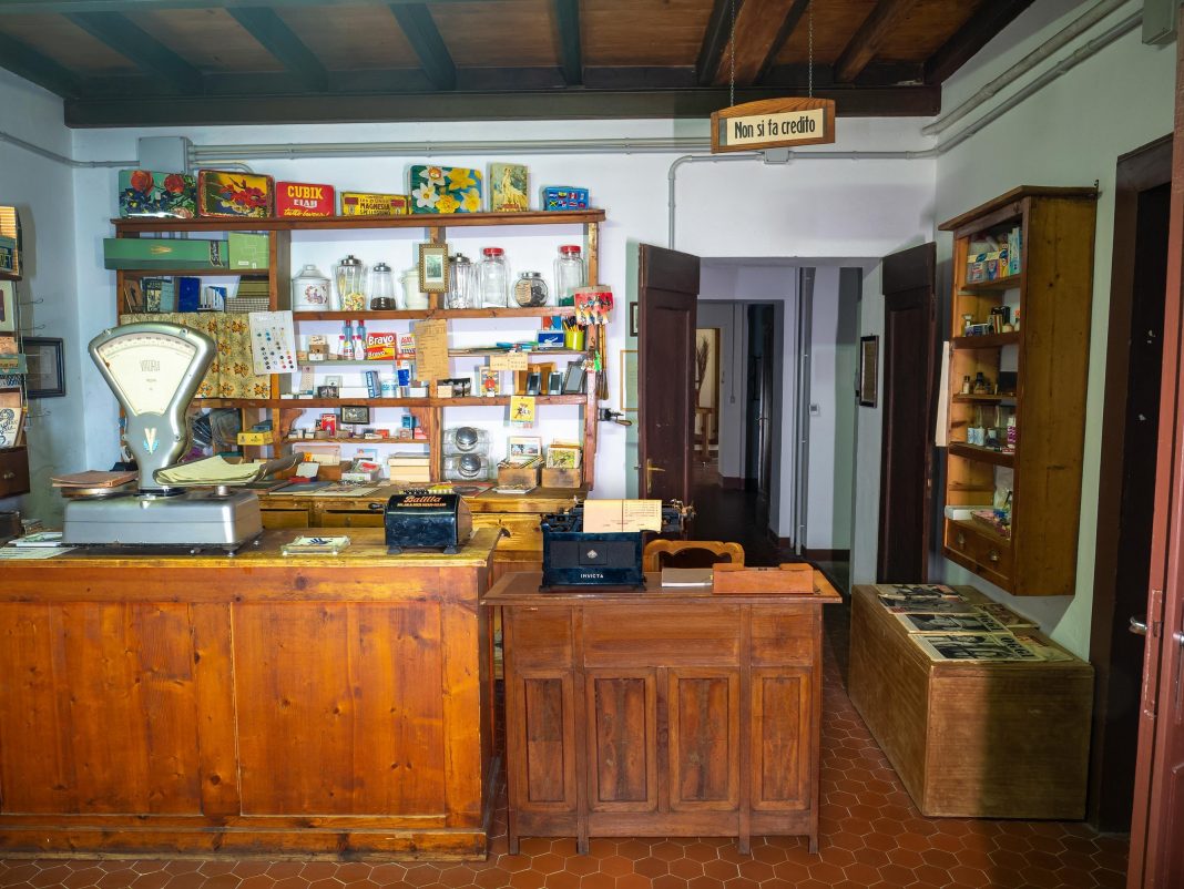 120 anni di BCC Felsinea: relazioni di valorehttps://www.exibart.com/repository/media/formidable/11/img/9f3/uno-dei-primi-uffici-della-banca-quando-non-esistevano-le-filiali-allinterno-dellemporio-del-paese-1068x802.jpg