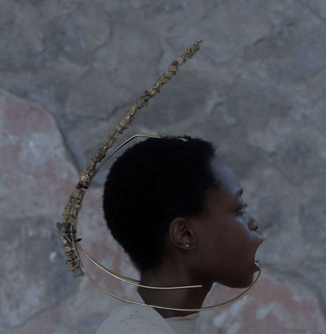 Tutto per esistere deve essere cantatohttps://www.exibart.com/repository/media/formidable/11/img/a3e/Tutto-per-esistere-deve-essere-cantato-Maria-Giovanna-Abbate-performer-Ladifatou-Traore-ph-2-1068x1096.png