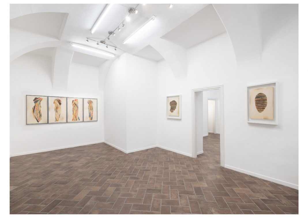 Umberto Manzo – Invisibili Tramehttps://www.exibart.com/repository/media/formidable/11/img/a3f/allestimento-Umberto-Manzo-1-_Pagina_1-1068x755.jpg