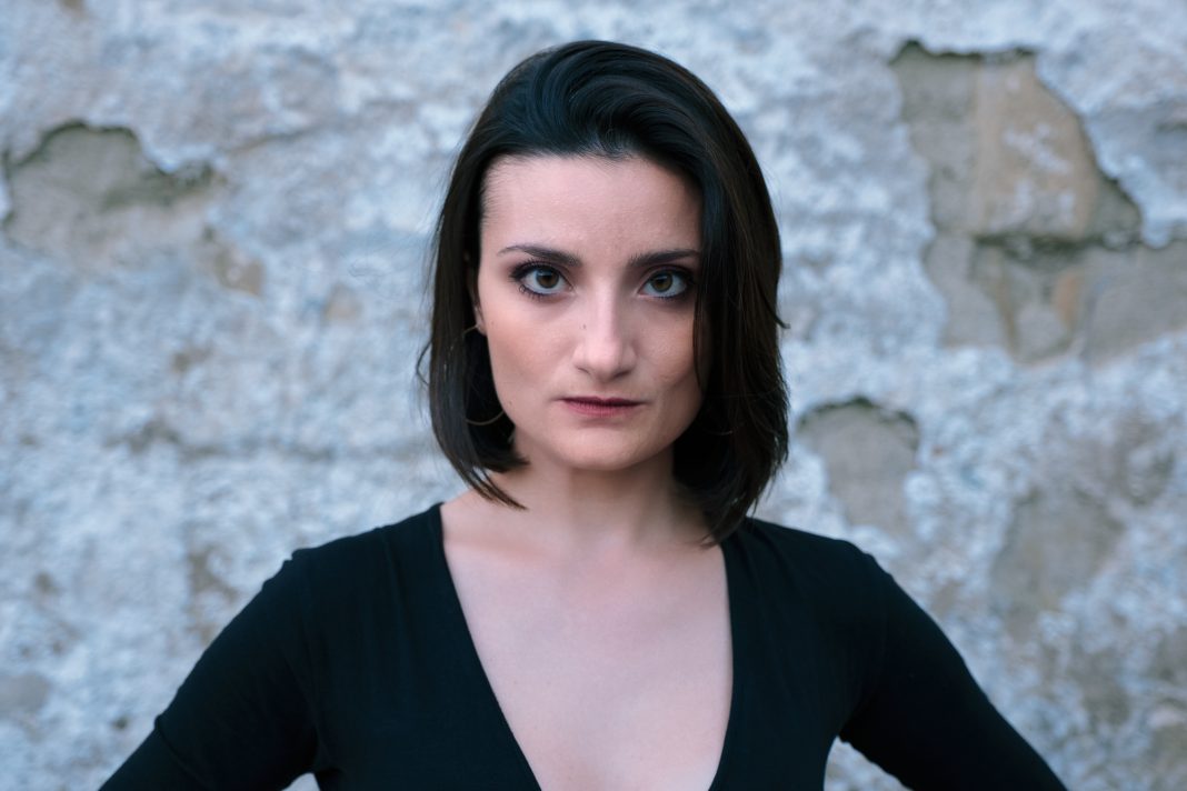 Al Teatro Serra «BAR», storia di emancipazione al femminilehttps://www.exibart.com/repository/media/formidable/11/img/a59/cs.TeatroSerra.BAR_-1068x712.jpg