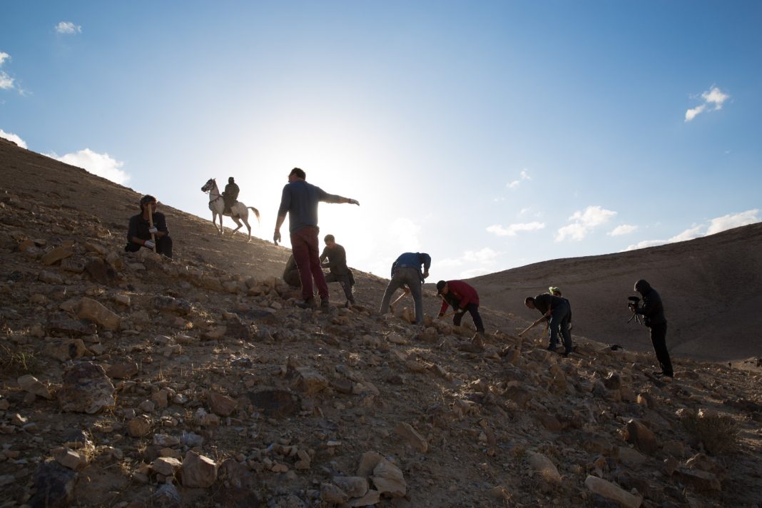 Common Views Artist Talkhttps://www.exibart.com/repository/media/formidable/11/img/a76/horse_workers-1068x712.jpg