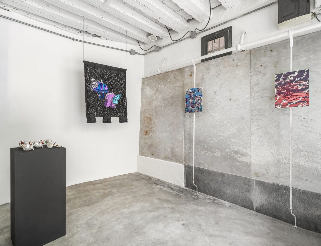 Roberto Amoroso – Manipolazione di origine controllatahttps://www.exibart.com/repository/media/formidable/11/img/a90/01_Ex.View_.-Manipolazione-d_Origine-controllata-di-RobertoAmoroso-alla-10-zero-uno-Venezia_ph-Filippo-Molena-1068x817.jpg