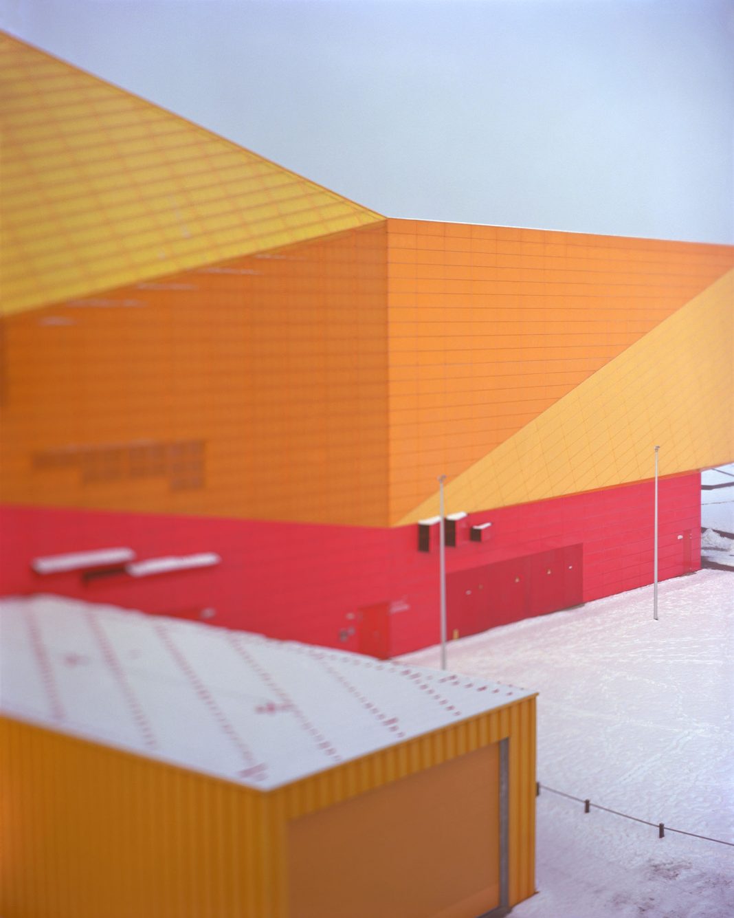 “Le quattro dimensioni della luce”  di Denis Guzzohttps://www.exibart.com/repository/media/formidable/11/img/b21/FRDMLND-AGORA_019-v2025-v2_72DPI-1068x1335.jpg