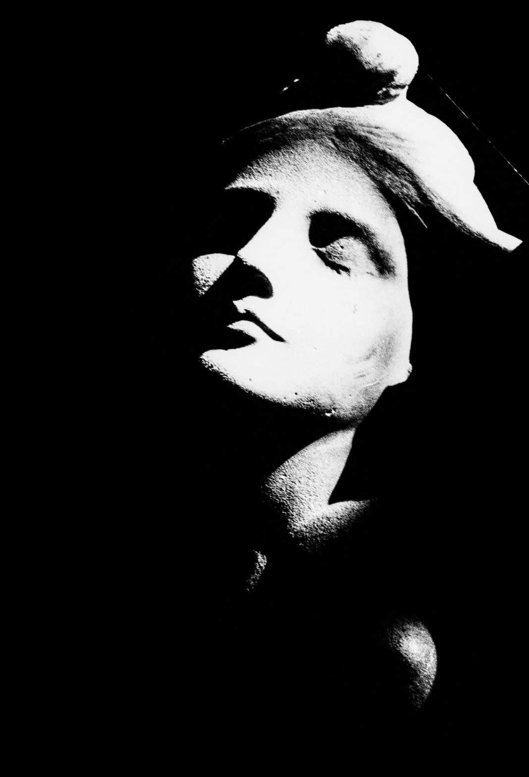 De statuahttps://www.exibart.com/repository/media/formidable/11/img/b29/0-Ivry-sur-Seine-1996-1068x1569.jpg