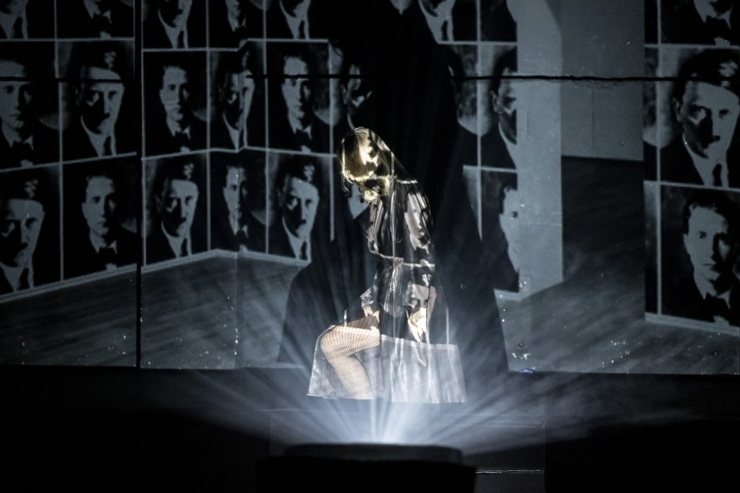 La stanza di compensazione  – Collateral actions – QUALCOSA CI STA SOGNANDO. Un viaggio nella dark zone degli ultimi 100 annihttps://www.exibart.com/repository/media/formidable/11/img/b34/Manuela-Gandini-Qualcosa-ci-sta-sognando-phandreamacchia-min-1068x712.jpg