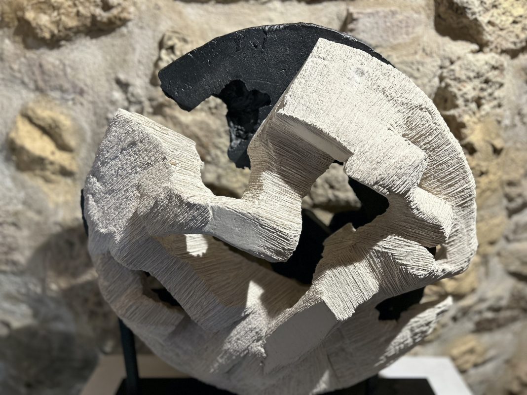 Estelle Casali – Presenzehttps://www.exibart.com/repository/media/formidable/11/img/b36/ESTELLE-CASALI_Galleria-Spaziografico_Massa-Maritima_1-1068x801.jpeg