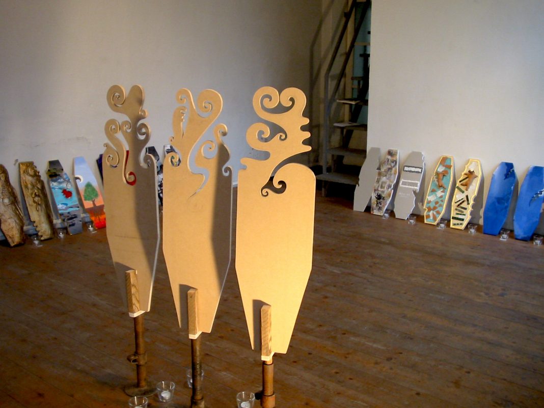 A quattro mani – Ex voto extracthttps://www.exibart.com/repository/media/formidable/11/img/b49/Mavi-Ferrando-InstallazioneExvoto2005-1068x801.jpg