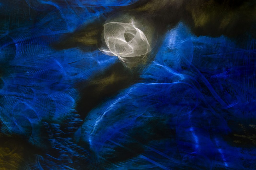 Marco Cassarà – Bones of lighthttps://www.exibart.com/repository/media/formidable/11/img/b71/Marco-Cassarà-Bones-of-light-dettaglio-2024-dimensioni-ambientali-pittura-a-olio-e-abrasione-su-metallo-1068x712.jpg