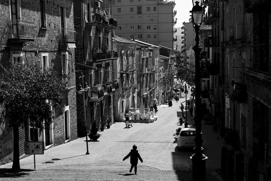 Mario Voria – Pollicino Sognatorehttps://www.exibart.com/repository/media/formidable/11/img/b74/Voria_Pollicino-Sognatore-1068x712.jpg