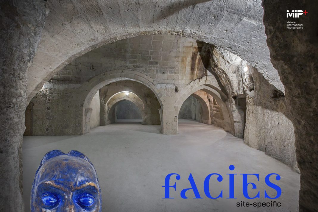 Paolo De Santoli – Facies. La forma del volto, la forma dell’animahttps://www.exibart.com/repository/media/formidable/11/img/b80/Cartolina-fronte-FACIES-1068x712.jpg