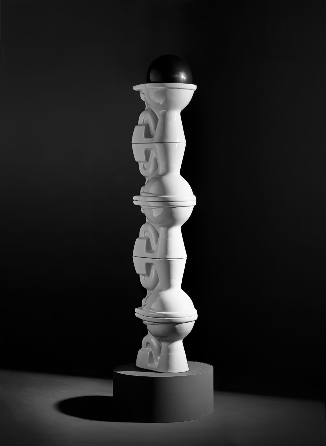 Jürgen Klauke – Kreuz & Queerhttps://www.exibart.com/repository/media/formidable/11/img/bd0/01_Jürgen-Klauke-1068x1461.jpg