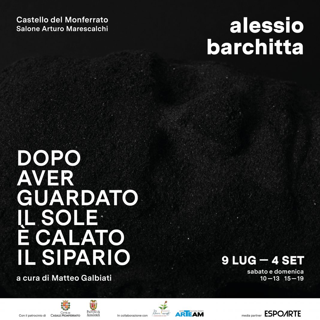 Alessio Barchitta – Dopo aver guardato il sole è calato il sipariohttps://www.exibart.com/repository/media/formidable/11/img/be4/invito-mail-monferrato-1068x1068.jpg