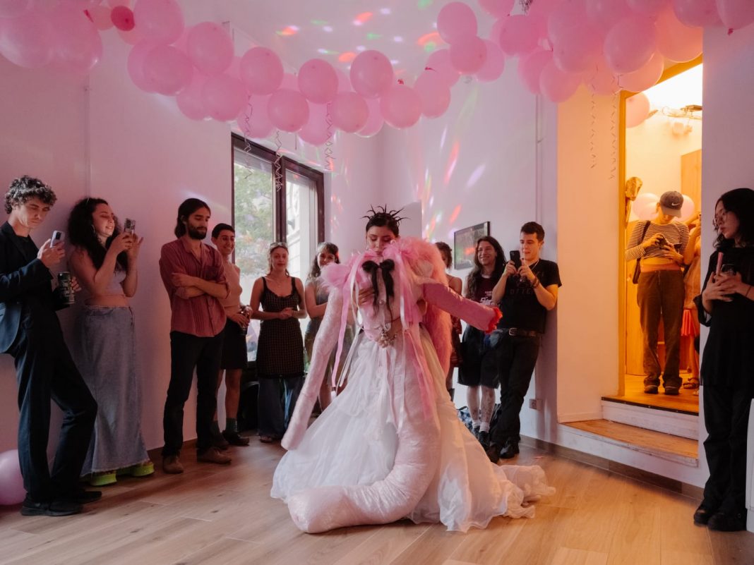 Para las flores de mi jardín!https://www.exibart.com/repository/media/formidable/11/img/bf7/1000150866-1068x801.jpg