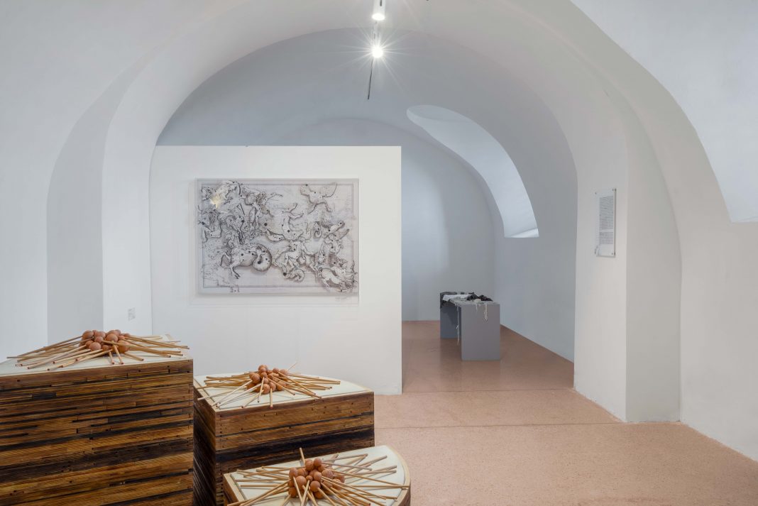 DIALOGHI E ALTRI SGUARDI. IL TEMPO DELLA COMUNANZAhttps://www.exibart.com/repository/media/formidable/11/img/c02/iltempodellacomunanza_installationview_0089-1068x713.jpeg