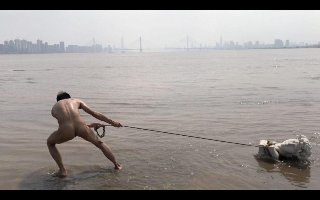 Shaoqi Yin – Suovenir lasciati per il crepuscolohttps://www.exibart.com/repository/media/formidable/11/img/c09/Shaoqi-Yin-Leroe-e-la-gabbia-n.1-2019-Video-digitale-72522-1068x668.jpeg