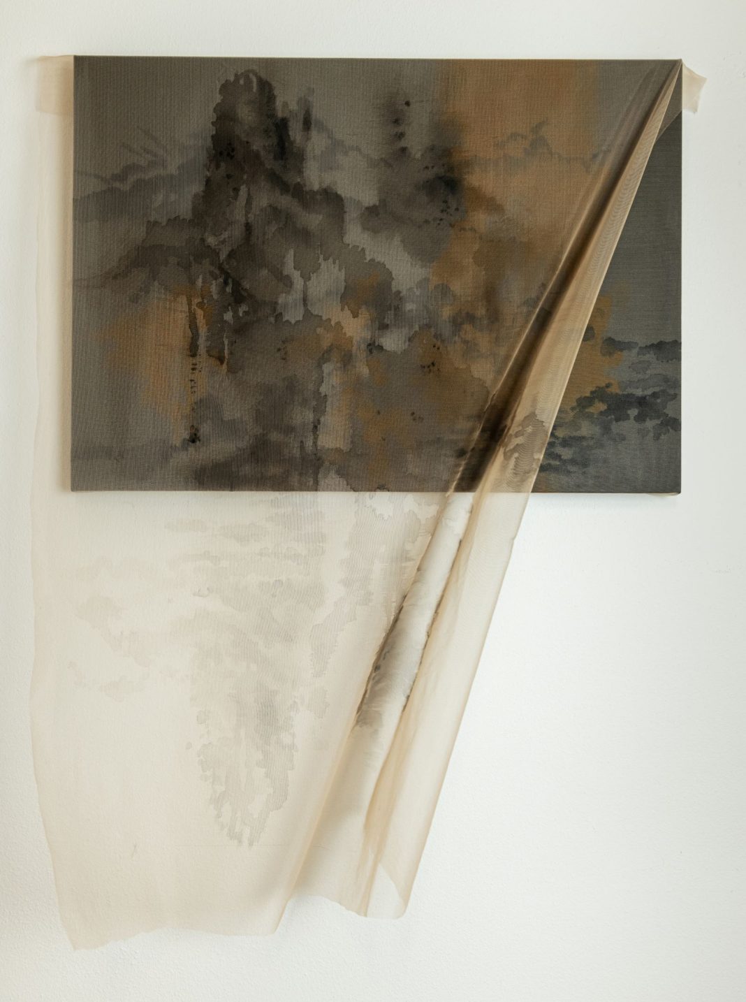 Silenziosi riverberi dell’obliohttps://www.exibart.com/repository/media/formidable/11/img/c2d/LeporeSilvia-Beyond-2025-tessuto-tulle-pittura-acrilica-cm-76x96-1068x1434.jpg