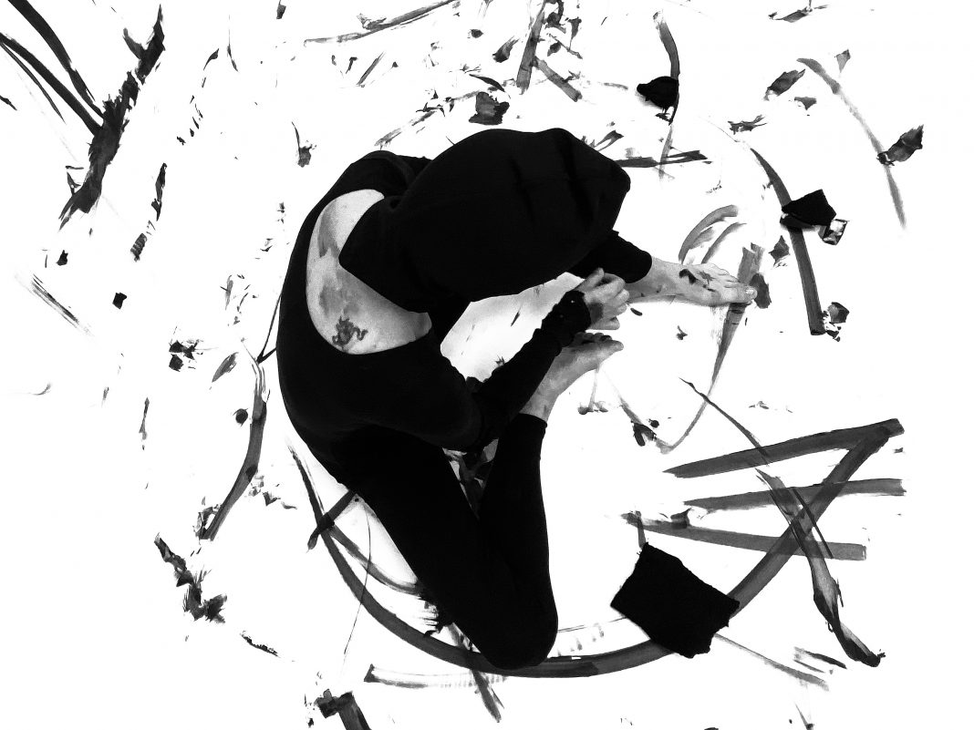 Raha Tavallali – Nates 1.1.https://www.exibart.com/repository/media/formidable/11/img/c3a/performance-1068x801.jpg