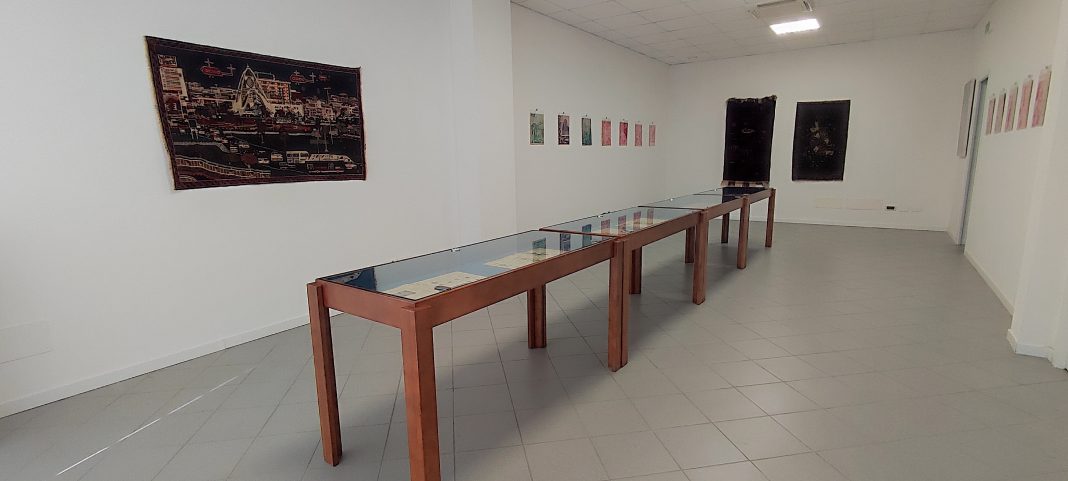 Effetti collaterali: Geografie (im) possibilihttps://www.exibart.com/repository/media/formidable/11/img/c45/vista-dellistallazione-1068x481.jpg