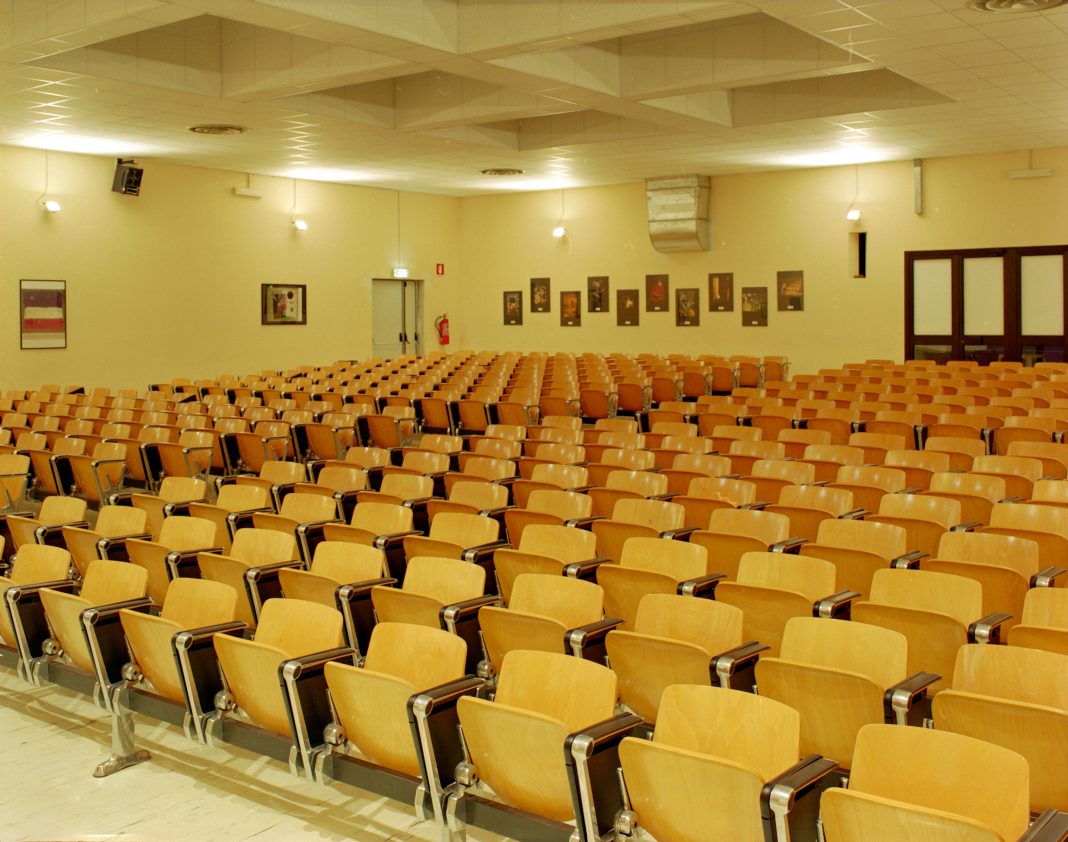 William Guerrieri – Una presenza abitata da una assenza. Luoghi funzionali e comunità.https://www.exibart.com/repository/media/formidable/11/img/c5e/WG_Sala-riunioni_1993-1068x842.jpg