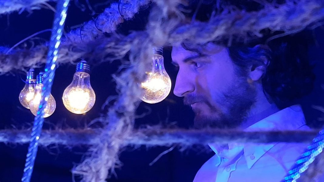 Al Teatro Serra, la guerra delle correnti di Edison e Teslahttps://www.exibart.com/repository/media/formidable/11/img/c93/2024.04.05-07.Tserra.EdisonTesla.CS3_-1068x601.jpg