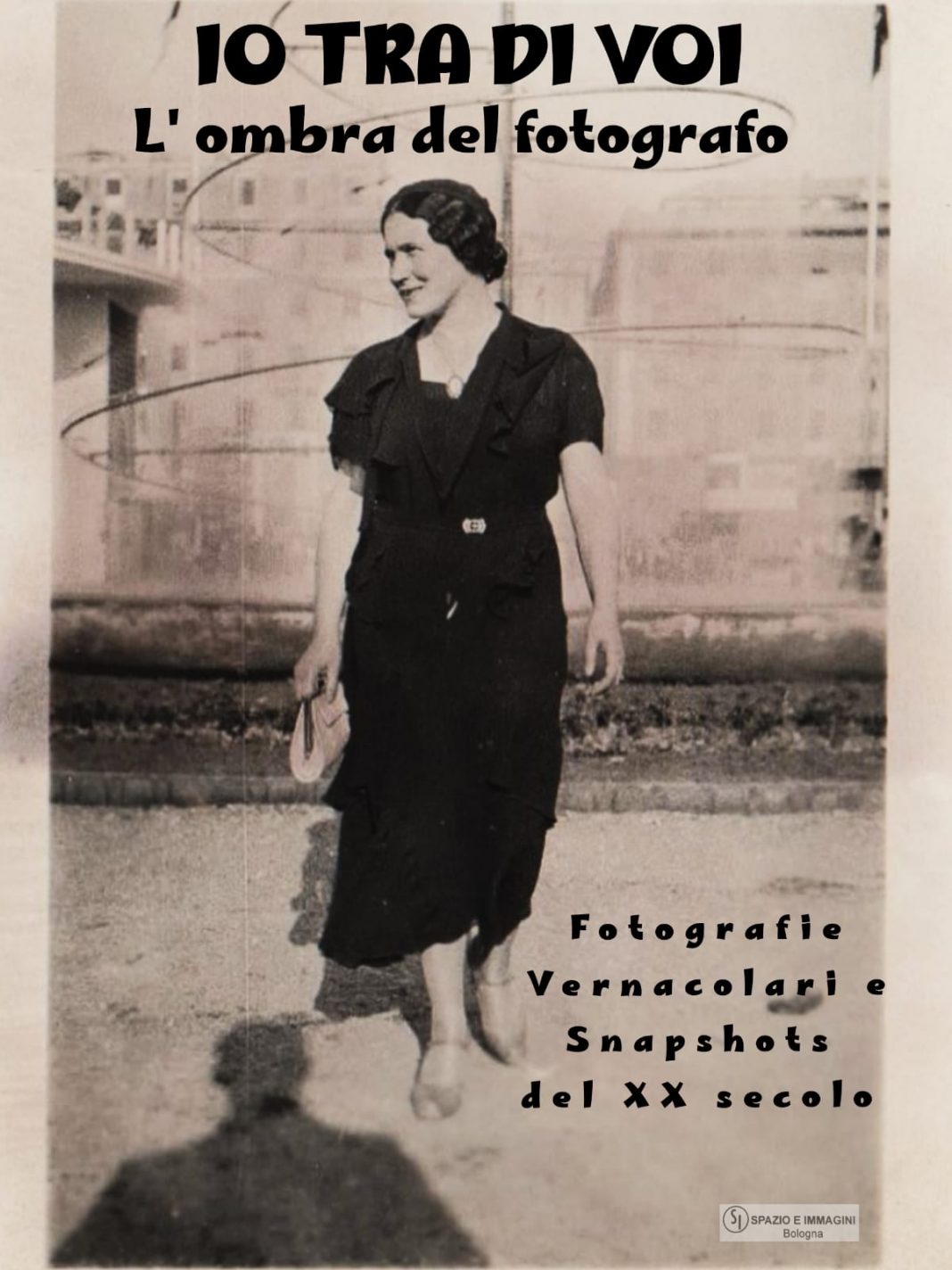 Io tra di Voi. L’ombra del fotografo. Fotografie Vernacolari e Snapshots del XX secolohttps://www.exibart.com/repository/media/formidable/11/img/cd2/locandina-lombra-del-fotografo-n.-1068x1424.jpg