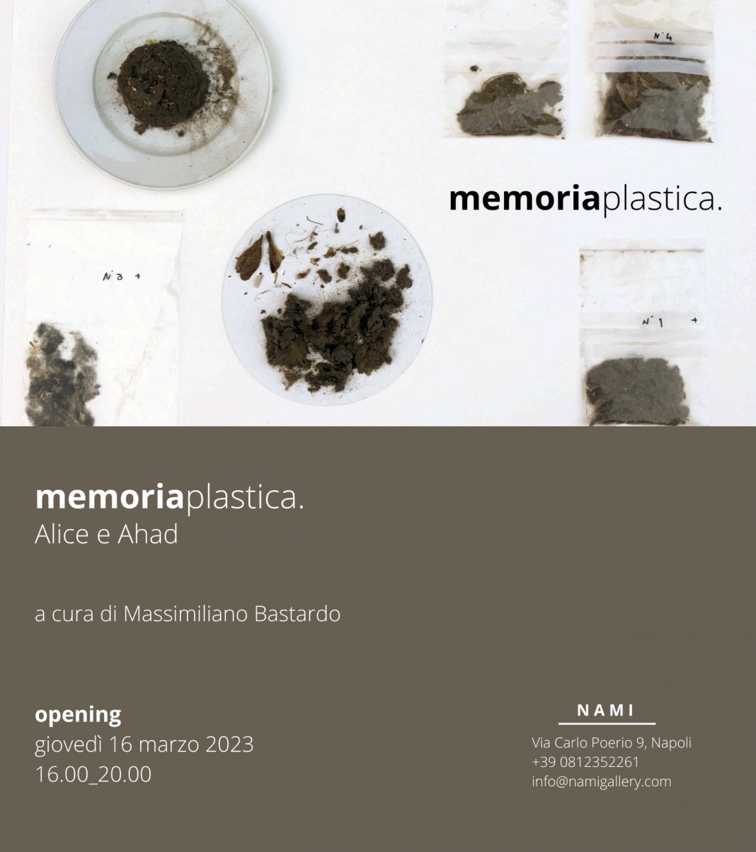 Alice Mestriner / Ahad Moslemi – memoriaplastica.https://www.exibart.com/repository/media/formidable/11/img/cd5/Memoria-Plastica-1068x1203.jpg
