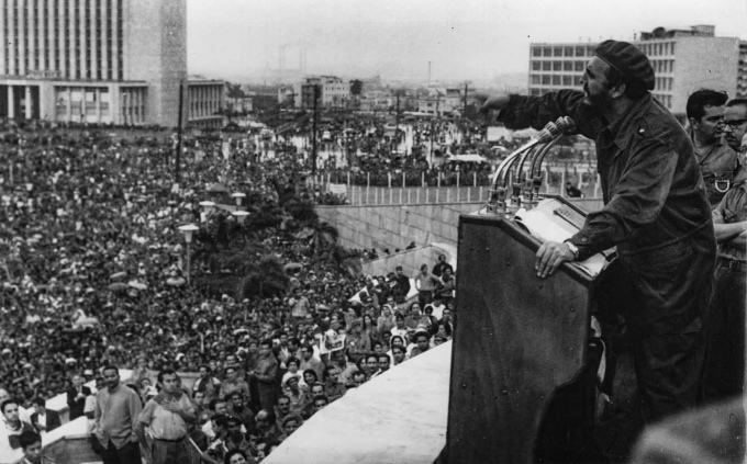 Fidel. Storia di un leader. L’uomo che sfidò il secolohttps://www.exibart.com/repository/media/formidable/11/img/ce1/Cerimonia-di-chiusura-della-Campagna-Nazionale-di-Alfabetizzazione_durante-la-quale-Cuba-viene-proclamata-Territorio-libero-dall_Analfabetismo.-L_Avana_1961.jpg