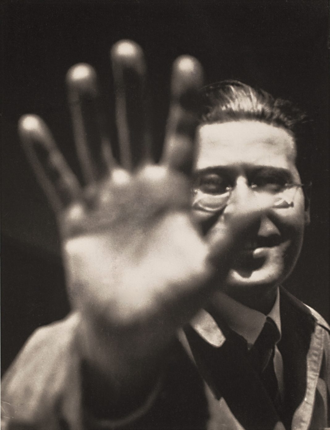 László Moholy Nagy – Grandi Maestri della Fotografiahttps://www.exibart.com/repository/media/formidable/11/img/d05/2.-László-w-hand-before-face-1068x1391.jpg
