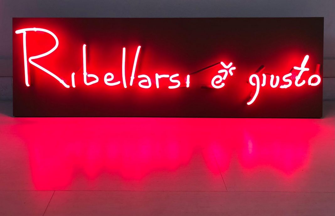 Paolo Ceribelli / Carlo Rocchi Bilancini – Ribellarsi è giustohttps://www.exibart.com/repository/media/formidable/11/img/d19/Paolo-Ceribelli-Ribellarsi-è-giusto-2024-Neon-e-tecnica-mista-1068x689.jpg
