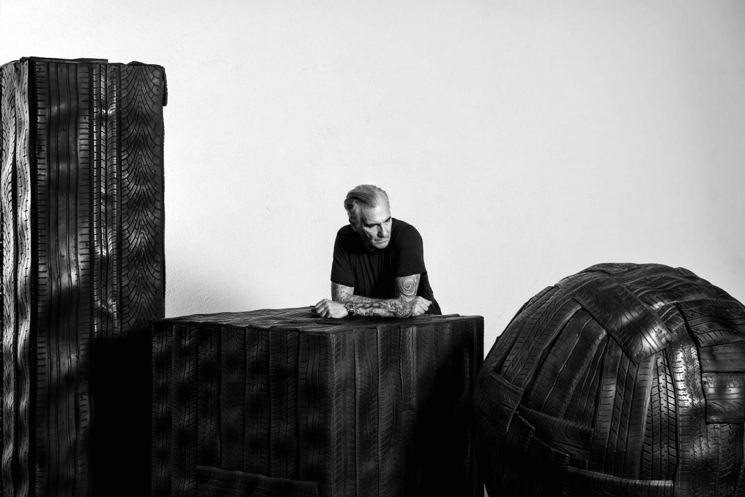 Paolo Canevari – Tutti giù per terrahttps://www.exibart.com/repository/media/formidable/11/img/d2c/leggero-Paolo-Canevari-Ritratto-1068x712.jpg