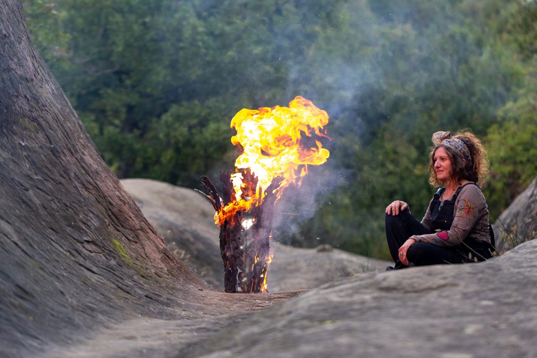 ABRA, LA SCULTRICE DEL FUOCO, ILLUMINA  LA BUTTERFLY TERRACE DE IL TORNABUONIhttps://www.exibart.com/repository/media/formidable/11/img/d35/Abra-colorazione-scultura-a-fuoco-foto-di-Lavinia-Nitu-1068x712.jpg