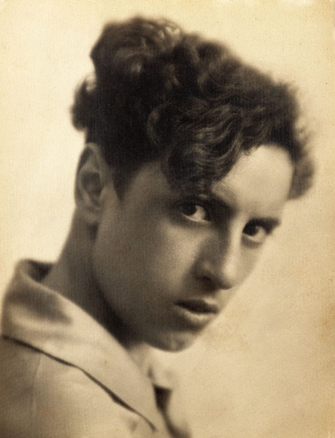 Radicihttps://www.exibart.com/repository/media/formidable/11/img/d35/Bernardino-Palazzi-nel-1922-1068x1398.jpg