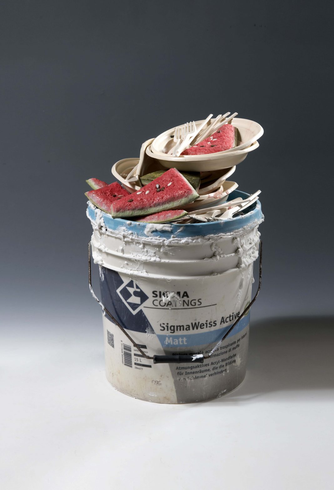 Metti, una domenica a pranzohttps://www.exibart.com/repository/media/formidable/11/img/d41/Bertozzi-Casoni-“Pausa”-2023-ceramica-policroma-46-x-37-x-35-cm-Courtesy-of-BertozziCasonijpg-copia-1068x1566.jpg