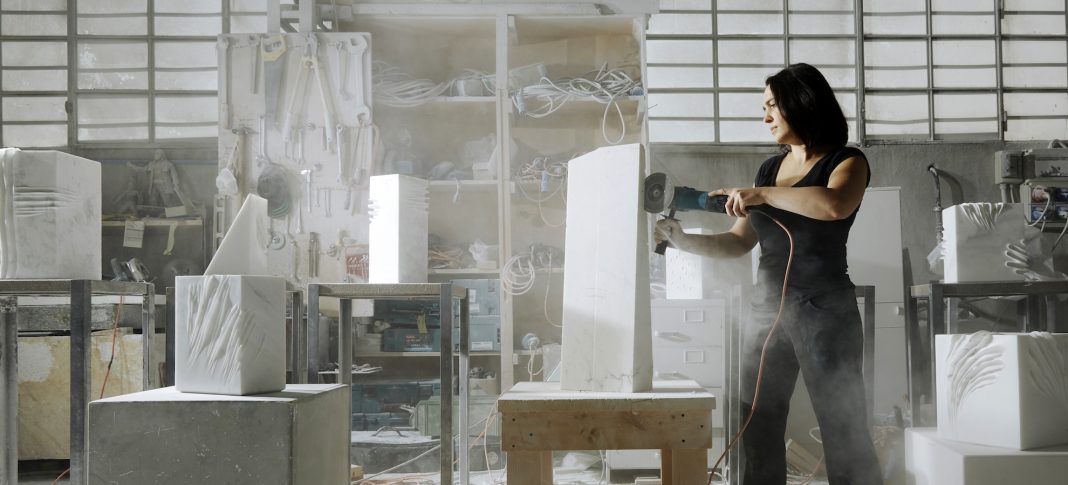 Finissage Tremori sotto Pellehttps://www.exibart.com/repository/media/formidable/11/img/d51/AnneCecileSurga-in-her-studio-at-Lecco-1068x485.jpg