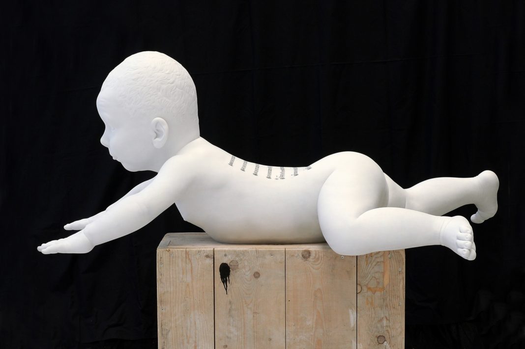 Jan Fabre – Songs of the Canaries e Songs of the Gypsieshttps://www.exibart.com/repository/media/formidable/11/img/d52/Jan-Fabre-The-Partisan-of-Art-2024-Carrara-marble-Statuario-175x102x72-cm.-Ph.-Pierluigi-Di-Pietro-1068x711.jpg